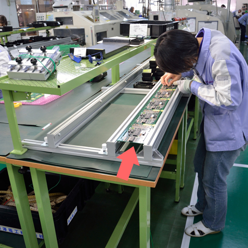 部品挿入作業台
